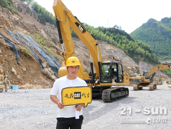 卡特彼勒挖掘機(jī)忠實用戶張曉飛