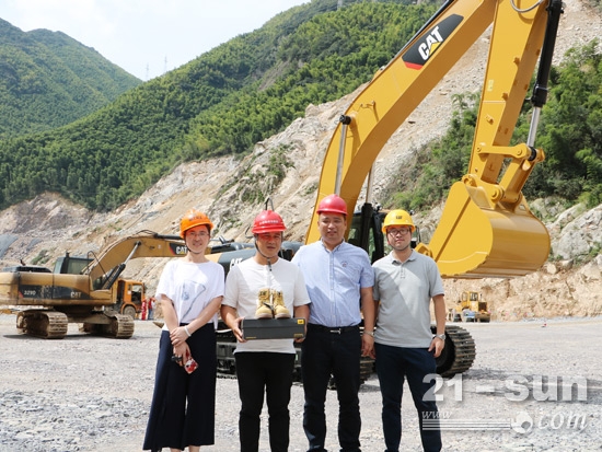 利星行機(jī)械工作人員向張曉飛送上大黃靴